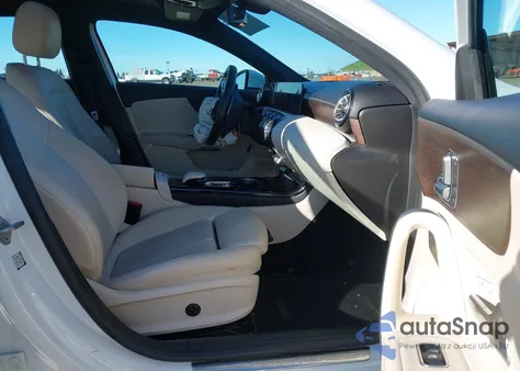 2019 Mercedes-Benz A 220 z USA, uszkodzony, nr VIN WDD3G4EB4KW033826